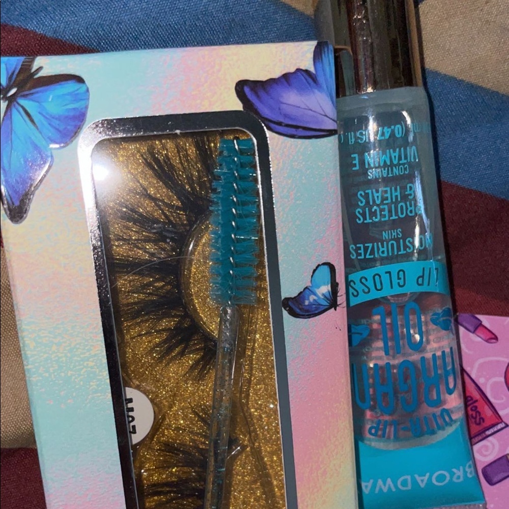 Lipgloss and lashes